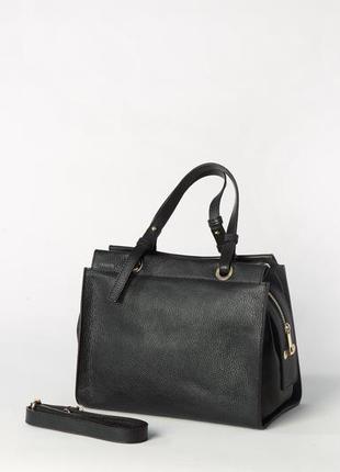 Вместительная женская кожаная сумка черного цвета на подкладке и молнии