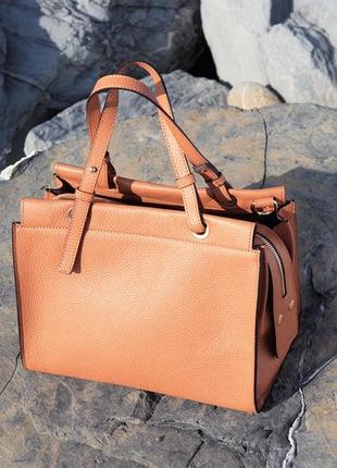 Женская кожаная сумка на подкладке и молнии рыже-коричневого оттенка3 фото