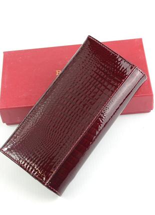 Бордовый женский кожаный классический кошелек на кнопке, лаковый кошелек портмоне под рептилию4 фото