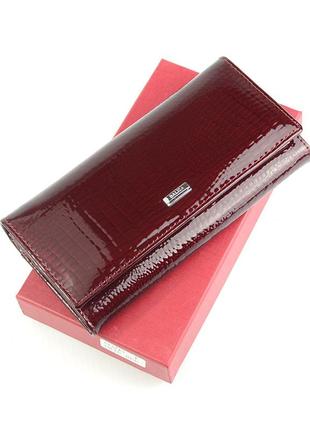 Бордовий жіночий шкіряний класичний гаманець на кнопці, лаковий гаманець портмоне під рептилію
