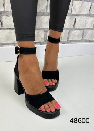 Жіночі замшеві босоніжки на підборах