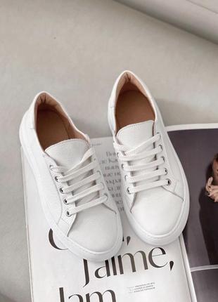 Кроссовки белые из натуральной кожи