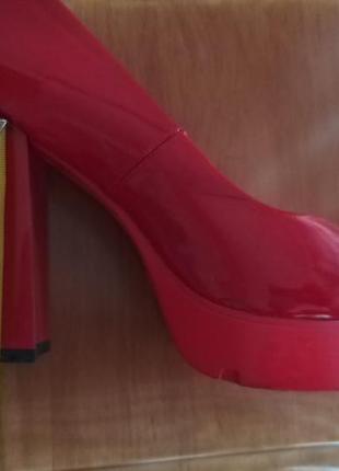 Лаковые красные туфли5 фото