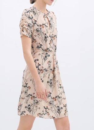 Бежевое платье в цветочек зара цветочный принт шифоновое2 фото