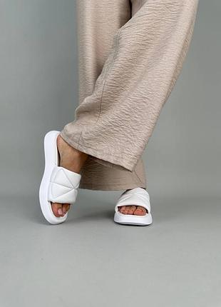 Стильные шлепанцы, шлёпки, шапки кожаные/кожа белые,черные, бежевые женские летние, лето 2023-2024