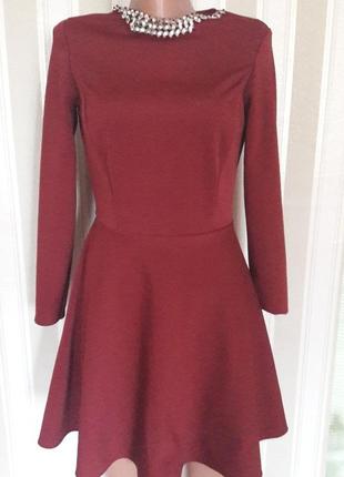 Классное,приталенное платье.