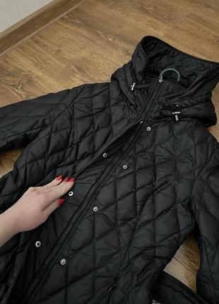 Стильна куртка з капюшоном з поясом стьобана чорна.8 фото