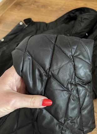 Стильная курточка с капюшоном с поясом стеганная черная размер с10 фото