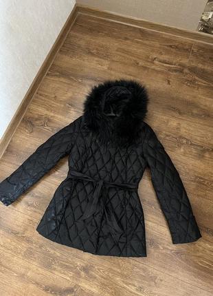 Стильная курточка с капюшоном с поясом стеганная черная размер с3 фото