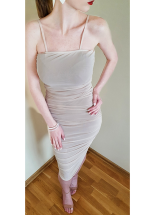 Платье, покрыто нежной сеткой в сборник1 фото