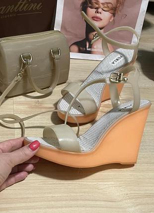 Мега крутой комплект furla сумка и босоножки р.38 логотипа2 фото