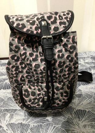 Стильний легкий рюкзачок h&m для прогулянок принт леопард ід сост недорого