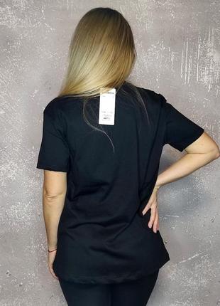 Черная женская футболка с принтом и камешками2 фото