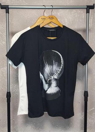 Черная женская футболка с принтом и камешками4 фото