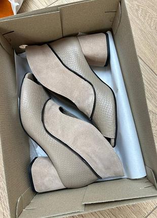 Бежеві босоніжки на невисокому каблуку шкіра + замша