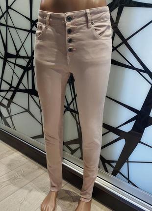 Джинсы скинни пудрового цвета на пуговицах 46-48