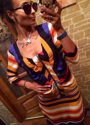 Эффектное и яркое полосатое платье