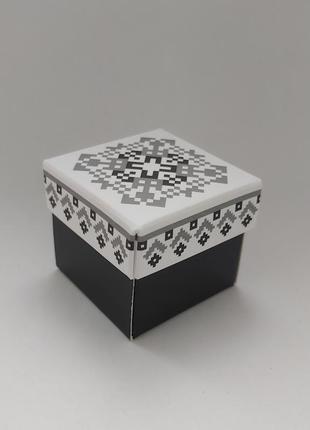 Коробочка подарункова  4х4см для прикрас чорно-біла з візерунком "вишиванка"
