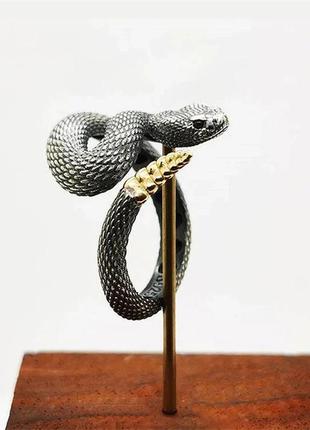 Премиум кольцо черная гремучая змея с закрытой пастью и золотой трещоткой размер регулируемый