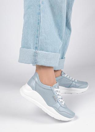 Летние кожаные кроссовки с перфорацией голубого цвета9 фото