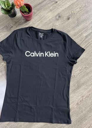 Набір футболок  жіночіх, біла/чорна calvin klein /кельвін кляін,оригінал із сша .