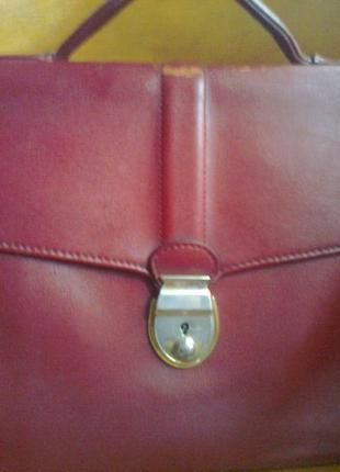 Красивый кожаный портфель малинового цвета. голландия