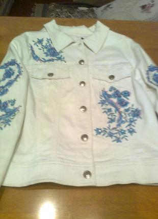 Нарядная ветровка с вышитым арнаментом и камнями. италия