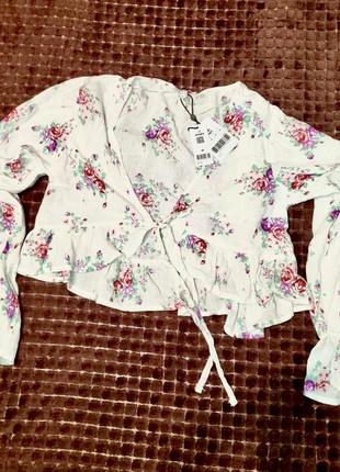 Белая блузка в цветочный принт на заумечаниях4 фото