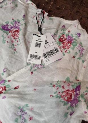 Белая блузка в цветочный принт на заумечаниях5 фото