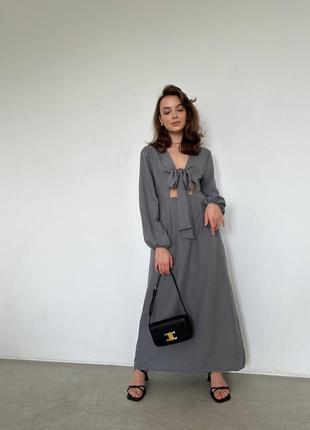 Длинное женственное платье с вырезом3 фото