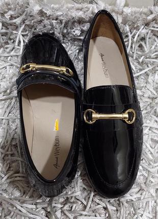 Черные лаковые туфли лоферы на низком каблуке от anne weyburn.8 фото