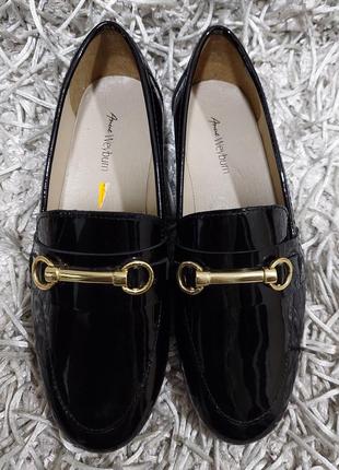 Черные лаковые туфли лоферы на низком каблуке от anne weyburn.9 фото