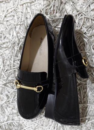 Черные лаковые туфли лоферы на низком каблуке от anne weyburn.7 фото