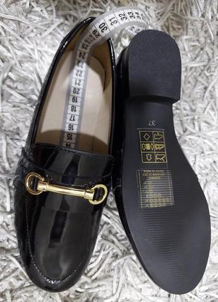 Черные лаковые туфли лоферы на низком каблуке от anne weyburn.3 фото