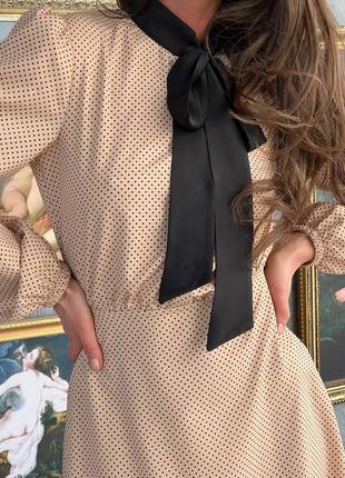 Платье миди в горошек с бантом на шее завязками платье длинно в горох бежевая белая базовая приталенная классическая закрытая2 фото