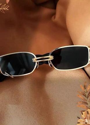 Солнцезащитные очки с кольцом-пирсингом. чёрные в золотой оправе3 фото