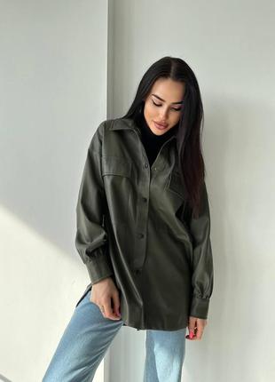 Женская рубашка оверсайз из экокожи