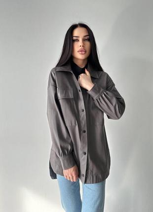 Женская рубашка оверсайз из экокожи