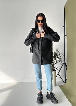 Женская рубашка оверсайз из экокожи