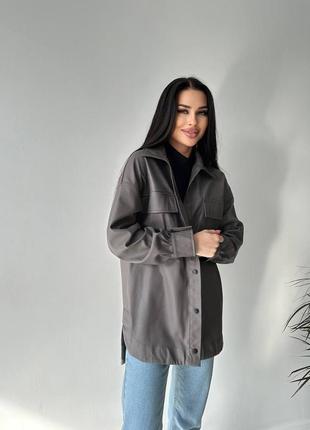 Женская рубашка оверсайз из экокожи