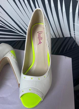 Жіночі яскраві туфлі з відкритим носком на випуск чи весілля5 фото