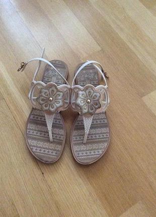 Золотистые босоножки