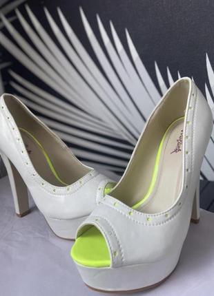 Женские яркие туфли с открытым носком на выпуск или свадьбу