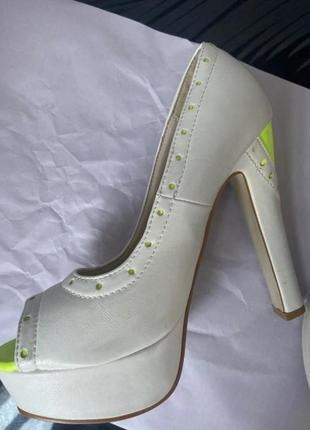 Жіночі яскраві туфлі з відкритим носком на випуск чи весілля3 фото