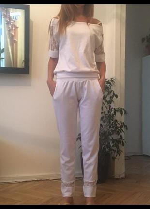 Белый прогулочный костюм