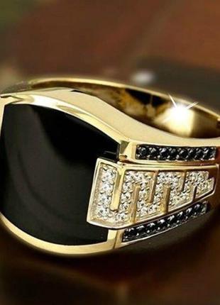 Классическое мужское кольцо с инкрустацией черного циркония в золоте размер 206 фото