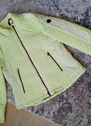 Куртка демисезонная короткая комбинированная лимонная1 фото