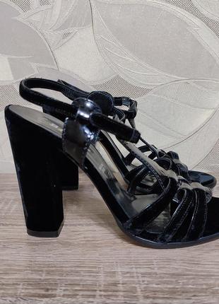 Женские босоножки, сандали bally ribona size 38/24.5
размер 38