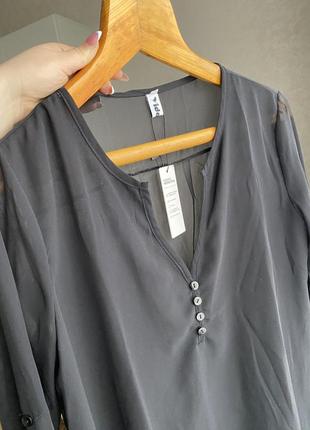 Блуза с длинным рукавом. сзади более прозрачная. на спинке можно застегнуть (показала в фото)