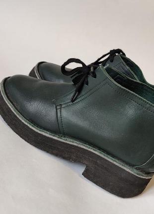 Закриті шкіряні темно-зелені туфлі р.35,5-36